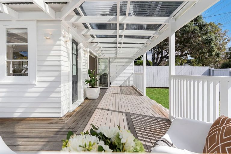 Photo of property in 1/8 West Lynn Road, Titirangi, Auckland, 0604