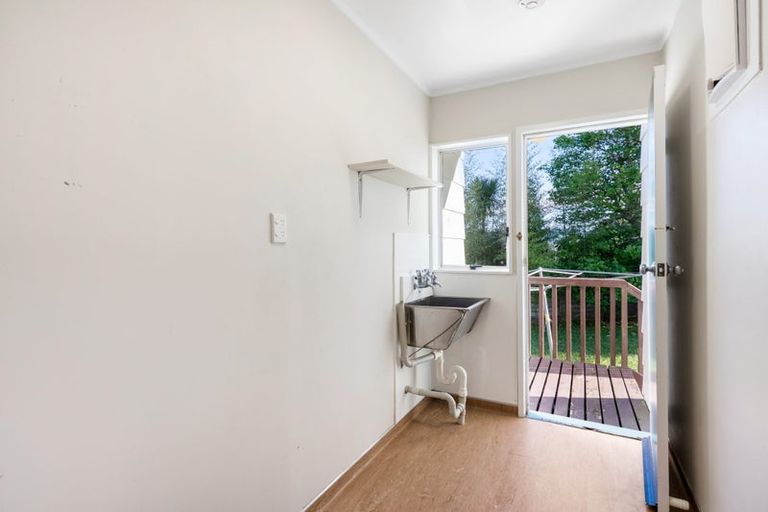 Photo of property in 10 Denver Avenue, Sunnyvale, Auckland, 0612