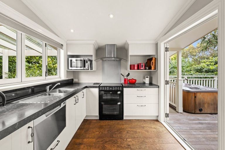 Photo of property in 4 Terrace Lane, Hospital Hill, Napier, 4110