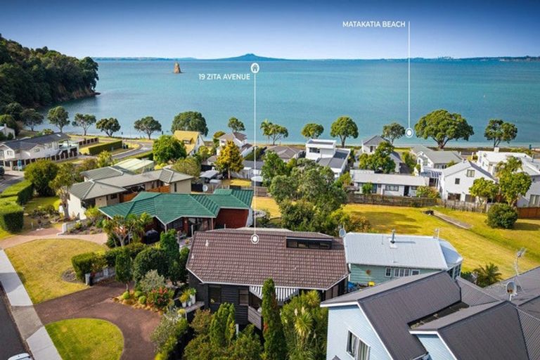 Photo of property in 19 Zita Avenue, Matakatia, Whangaparaoa, 0930