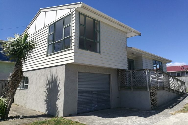 Photo of property in 2 Park Avenue, Titahi Bay, Porirua, 5022