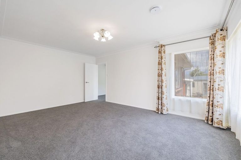 Photo of property in 31 London Street, Te Atatu Peninsula, Auckland, 0610
