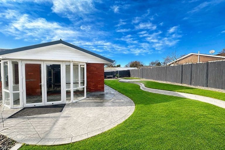 Photo of property in 2/6 Pyatt Place, Redwood, Christchurch, 8051