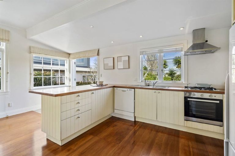 Photo of property in 10 Faulkner Road, Northcote Point, Auckland, 0627