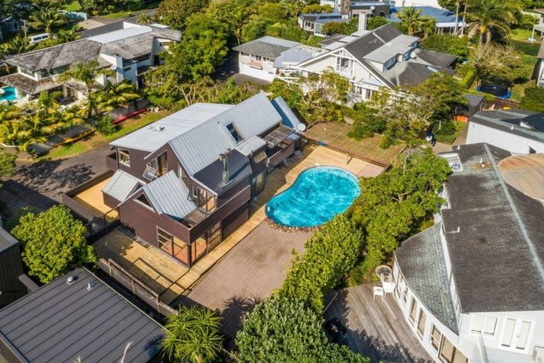 Photo of property in 18 Tiri Road, Milford, Auckland, 0620