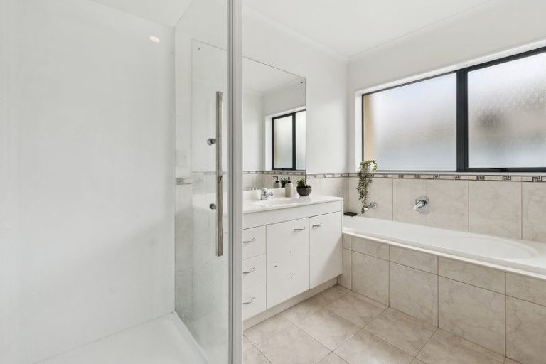 Photo of property in 23 Delmont Close, East Tamaki Heights, Auckland, 2016