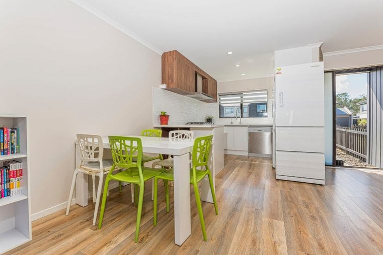 Photo of property in 4 Lumbarda Drive, Kumeu, 0810