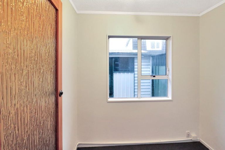 Photo of property in 24 Wagon Road, Stokes Valley, Lower Hutt, 5019