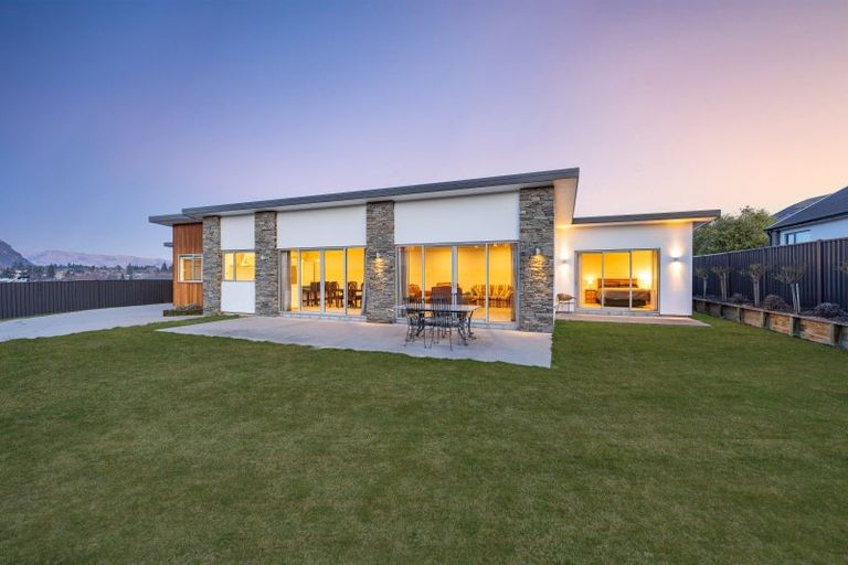 Photo of property in 7 Macandrew Lane, Wanaka, 9305