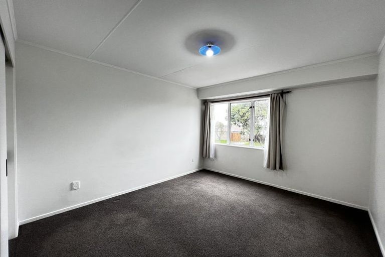 Photo of property in 1/15 Lambrown Drive, Totara Vale, Auckland, 0629