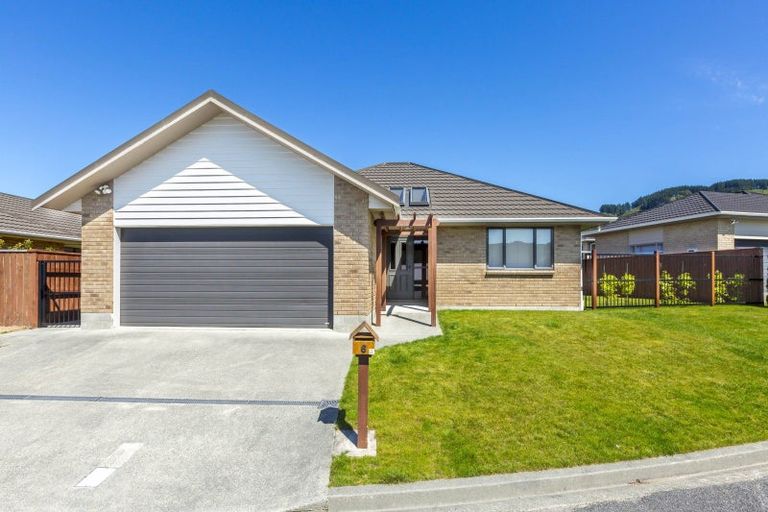 Photo of property in 6 Mcewen Crescent, Riverstone Terraces, Upper Hutt, 5018