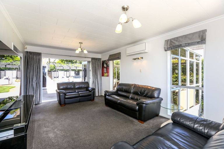 Photo of property in 1 Cabot Place, Frankleigh Park, New Plymouth, 4310