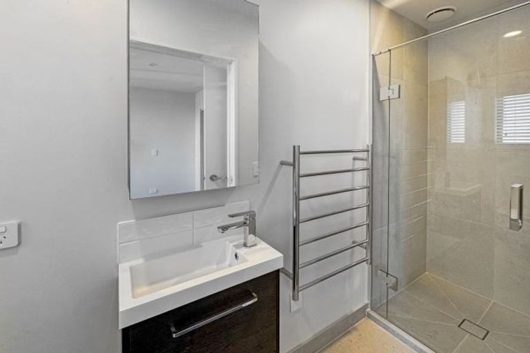 Photo of property in 2/79 Edmonton Road, Henderson, Auckland, 0612