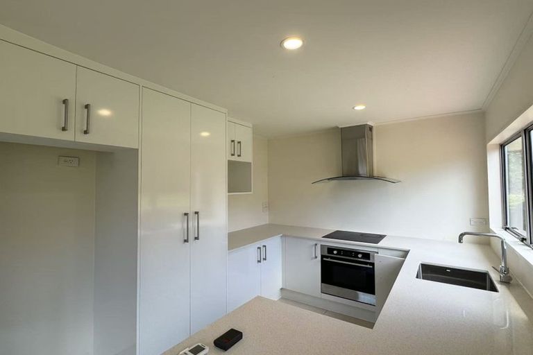 Photo of property in 18 Athena Drive, Totara Vale, Auckland, 0629