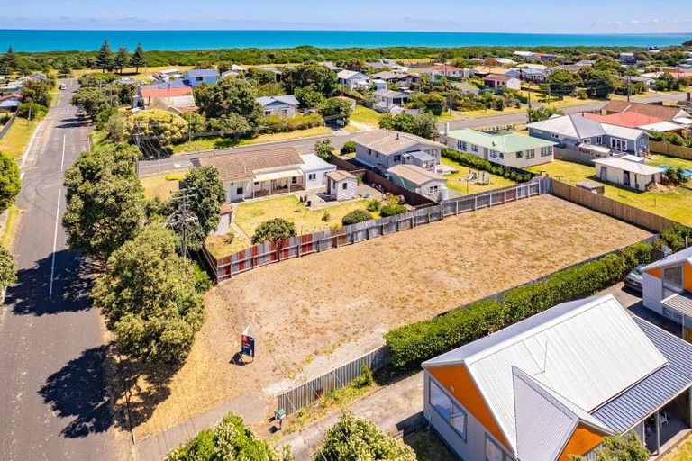 Photo of property in 19 Karewa Street, Castlecliff, Wanganui, 4501