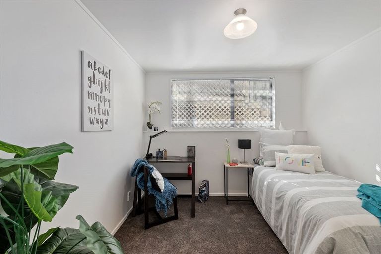 Photo of property in 2/5 Remus Place, Totara Vale, Auckland, 0629