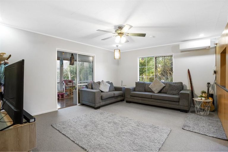 Photo of property in 47 Harmel Road, Glendene, Auckland, 0602