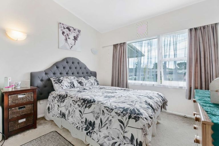 Photo of property in 10 Clendon Place, Manurewa, Auckland, 2102
