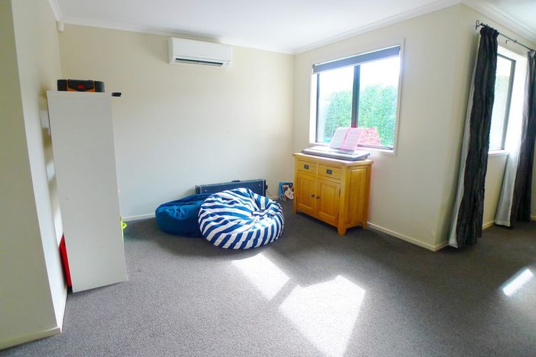 Photo of property in 2 Renata Crescent, Te Atatu Peninsula, Auckland, 0610