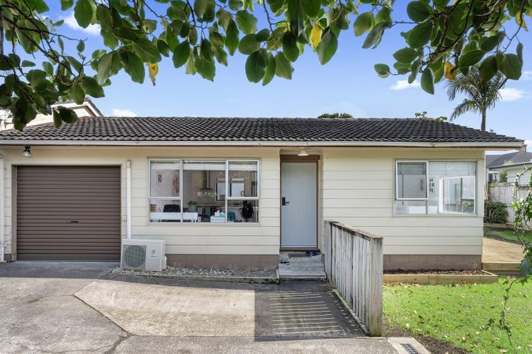 Photo of property in 3/100 Royal Road, Massey, Auckland, 0614