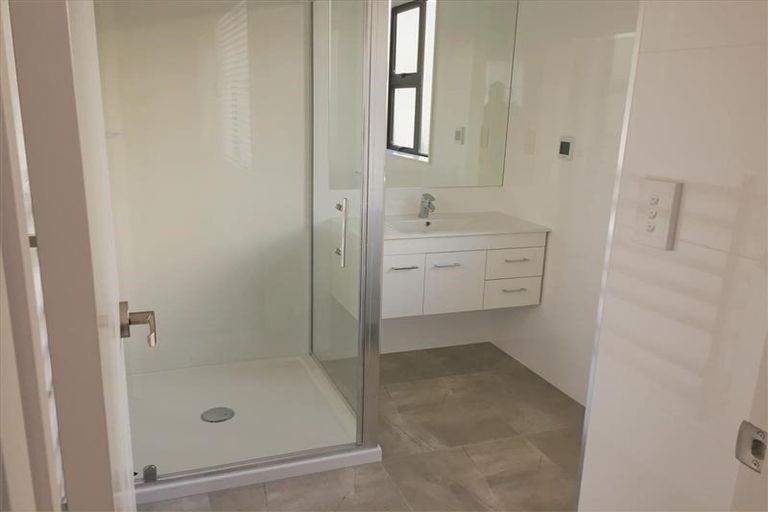 Photo of property in 29 Syd Grant Crescent, Orewa, 0931