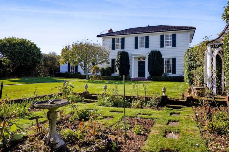 Photo of property in 91 Belt Road, New Plymouth, 4310