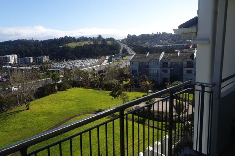 Photo of property in 11d/60 Masons Road, Oteha, Auckland, 0632