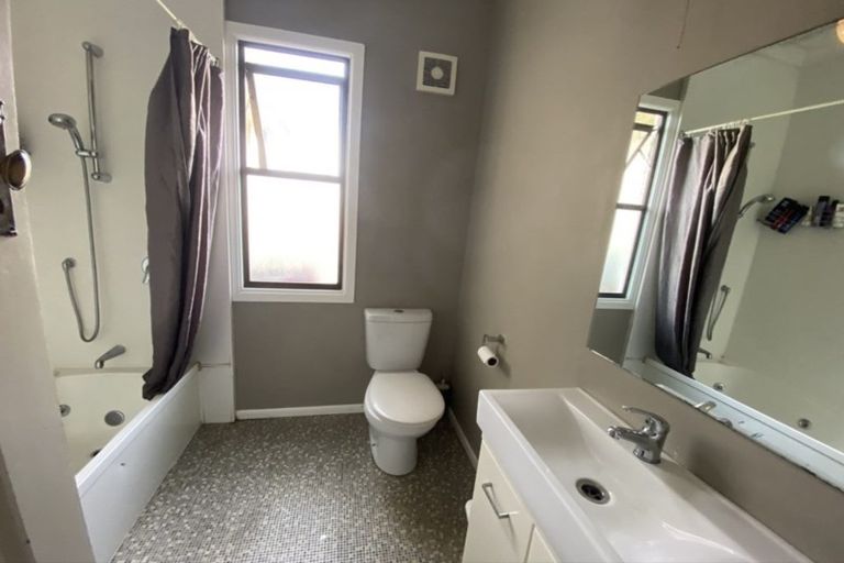 Photo of property in 5 Kitchener Street, Eltham, 4322