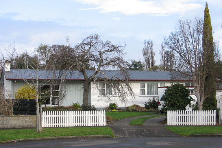 Photo of property in 32 Mokau Place, Terrace End, Palmerston North, 4410