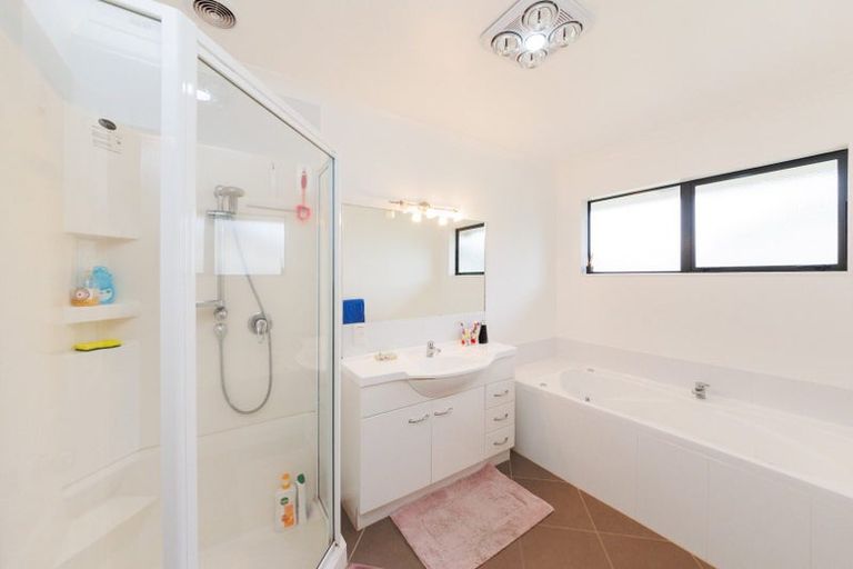 Photo of property in 2 Fernlea Avenue, Kelvin Grove, Palmerston North, 4414