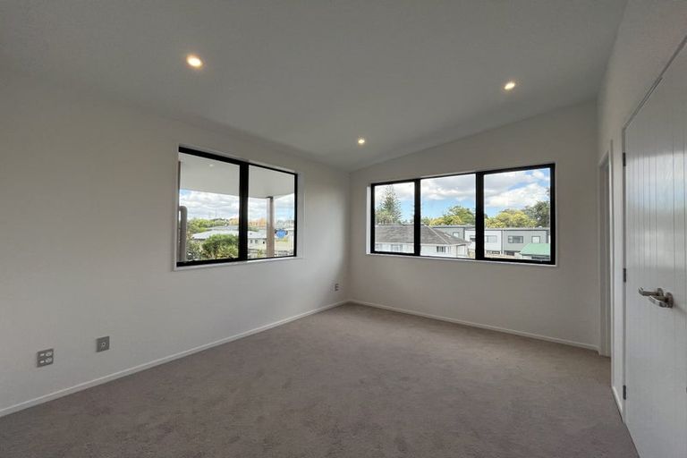 Photo of property in 8/18 Sylvan Crescent, Te Atatu South, Auckland, 0610
