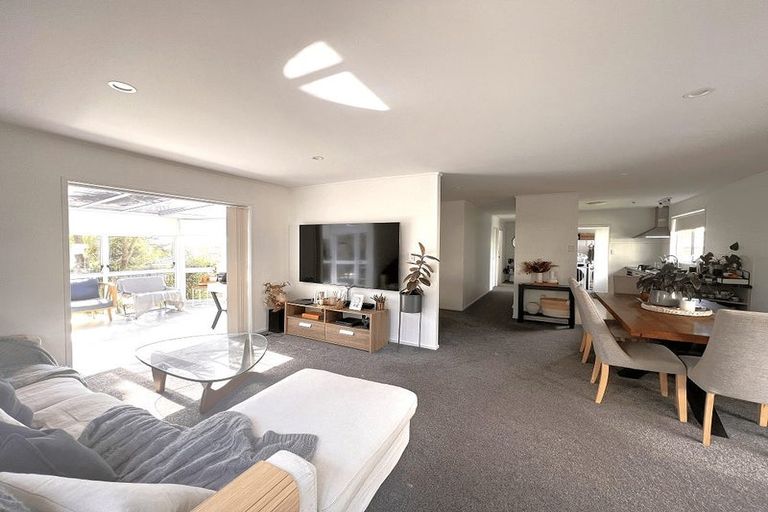 Photo of property in 18 Cottam Grove, Northcross, Auckland, 0632