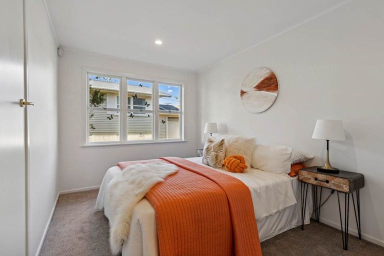 Photo of property in 2/9 Merton Avenue, Glenfield, Auckland, 0627