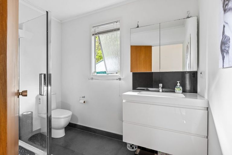 Photo of property in 46 Easton Park Parade, Glenfield, Auckland, 0629