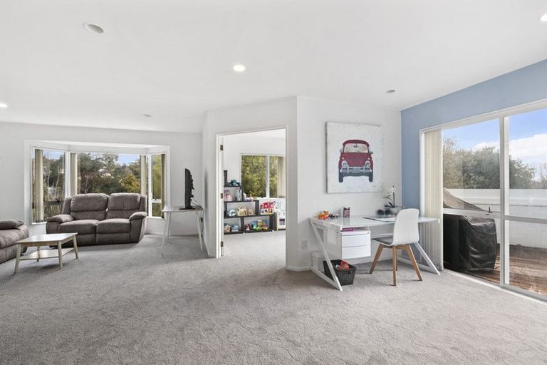 Photo of property in 35 Rifleman Rise, Unsworth Heights, Auckland, 0632