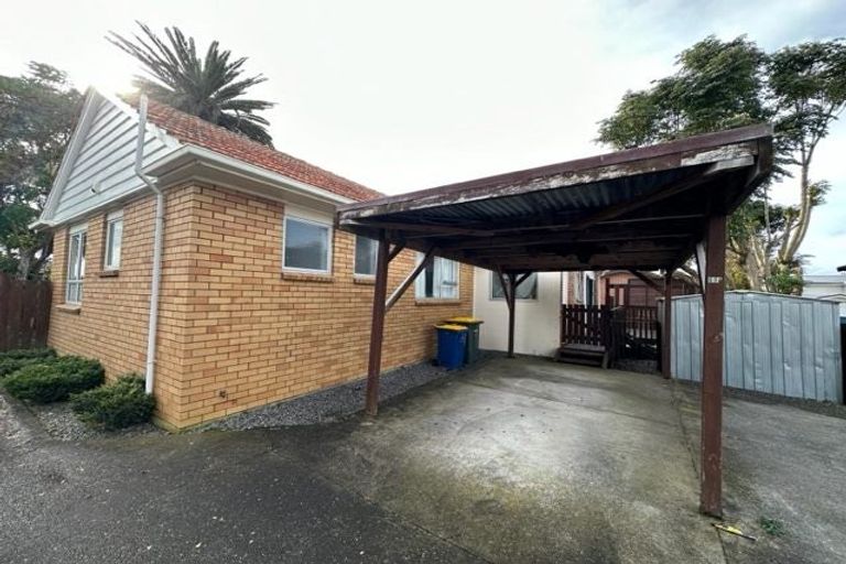 Photo of property in 60a Waimumu Road, Massey, Auckland, 0614
