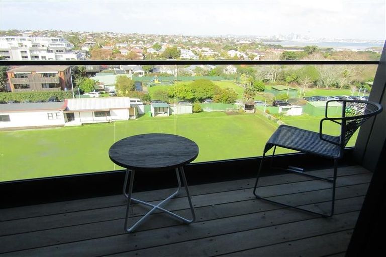 Photo of property in Frank Sargeson Apts, 406/74 Anzac Street, Takapuna, Auckland, 0622