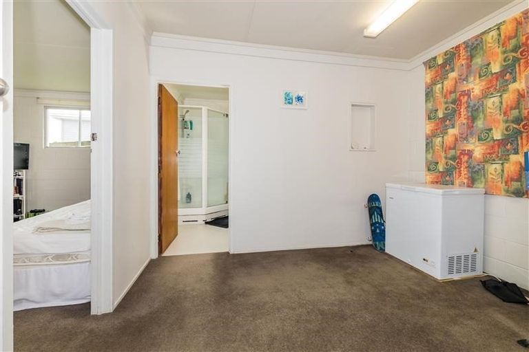 Photo of property in 12 William Souter Street, Forrest Hill, Auckland, 0620