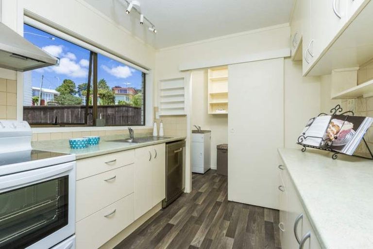 Photo of property in 1/5 Clematis Avenue, Murrays Bay, Auckland, 0630