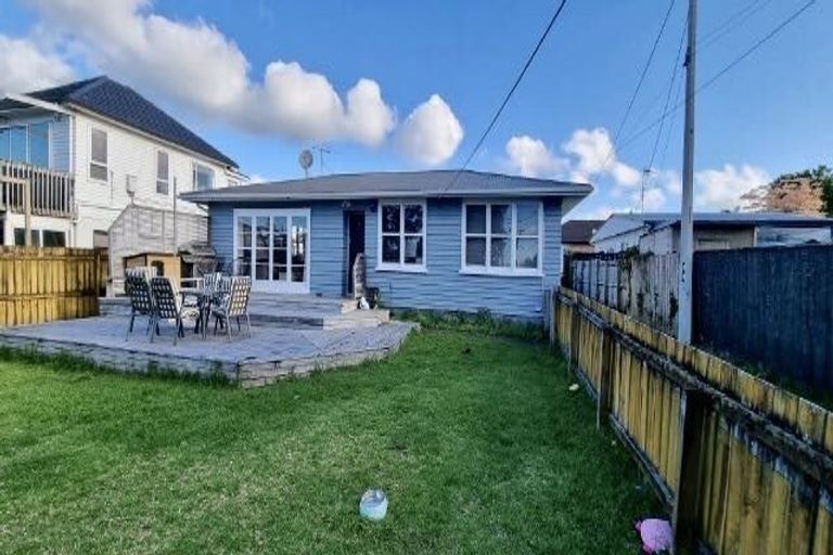 Photo of property in 13 Rewarewa Road, Te Atatu Peninsula, Auckland, 0610