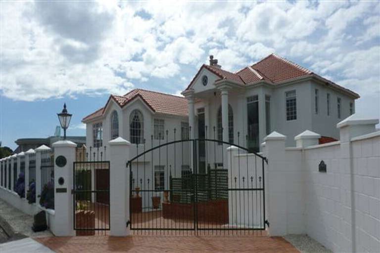 Photo of property in 1 Kawaroa Lane, New Plymouth, 4310