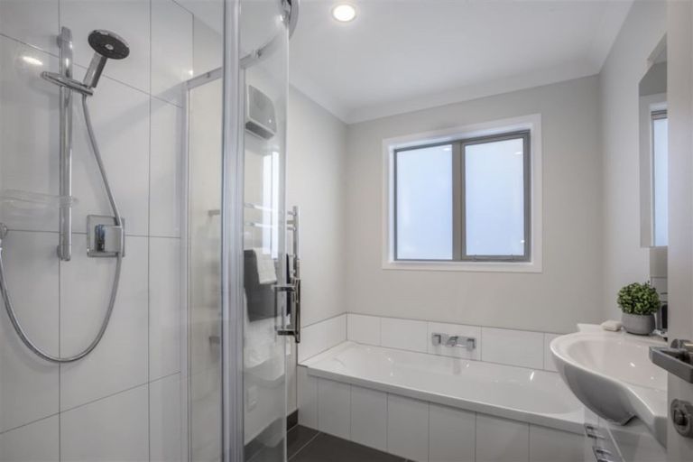 Photo of property in 68a Kahu Road, Paremata, Porirua, 5024