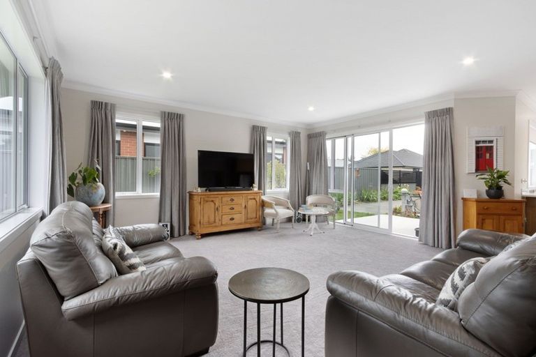 Photo of property in 16 West Place, Greenmeadows, Napier, 4112