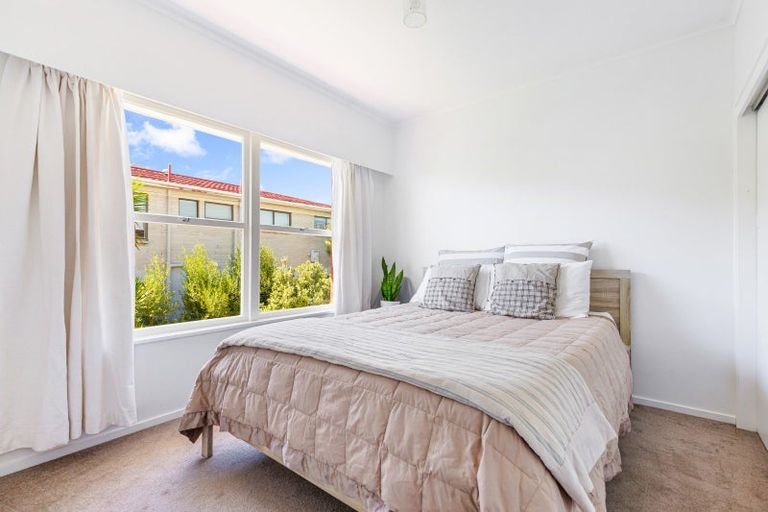 Photo of property in 2/18 Westwell Road, Belmont, Auckland, 0622