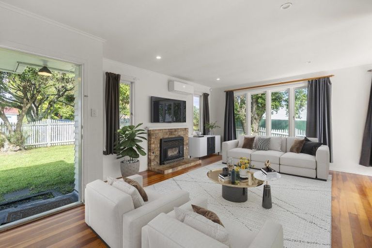 Photo of property in 6 Grainger Road, Te Atatu South, Auckland, 0610