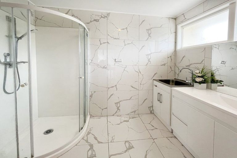 Photo of property in 12 Thomas Avenue, Te Atatu Peninsula, Auckland, 0610