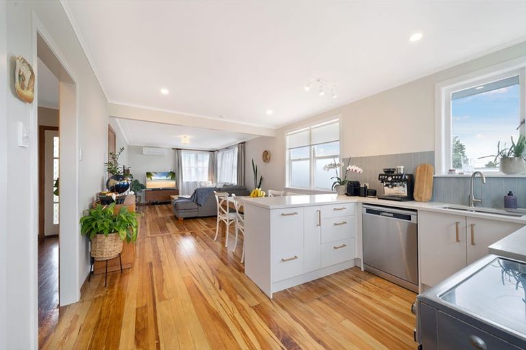 Photo of property in 7 Kelwyn Road, Kelston, Auckland, 0602