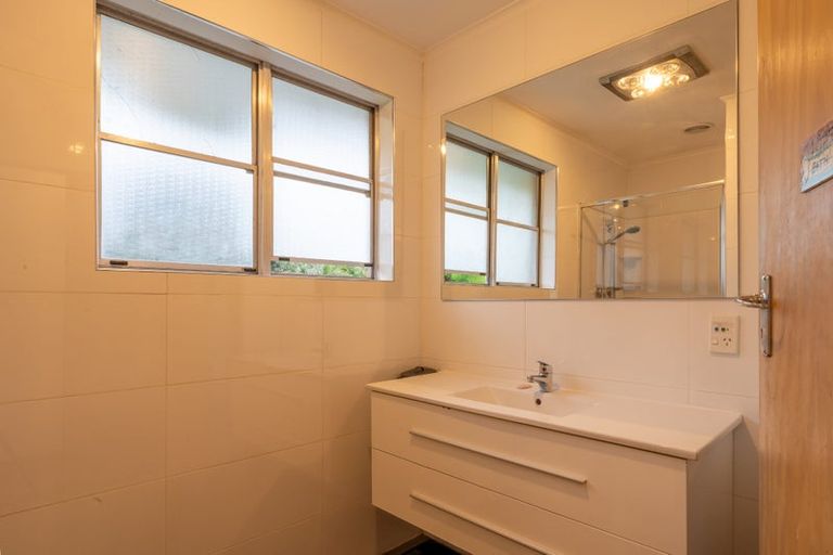 Photo of property in 1 Wakeling Avenue, Te Atatu South, Auckland, 0610