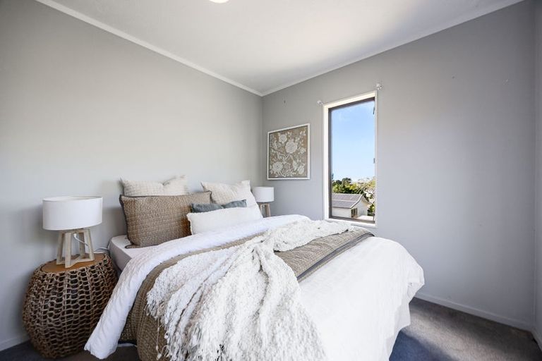 Photo of property in 16 Halldene Terrace, Red Beach, 0932