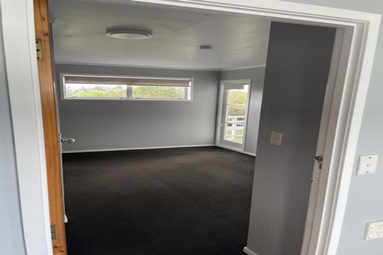 Photo of property in 2/65 Cliff View Drive, Green Bay, Auckland, 0604